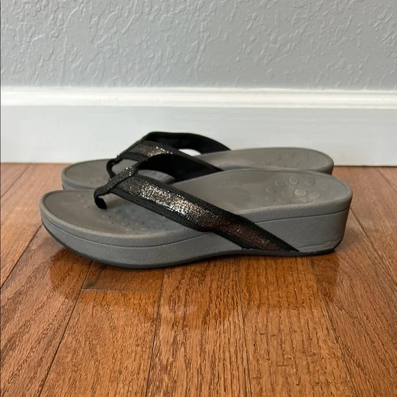 NWT Vionic women Black and Gray Flip-Flops size 7‎ Vionic | Shoes | Vionic Women Patty Black Flip Flop Sandals  main image 4